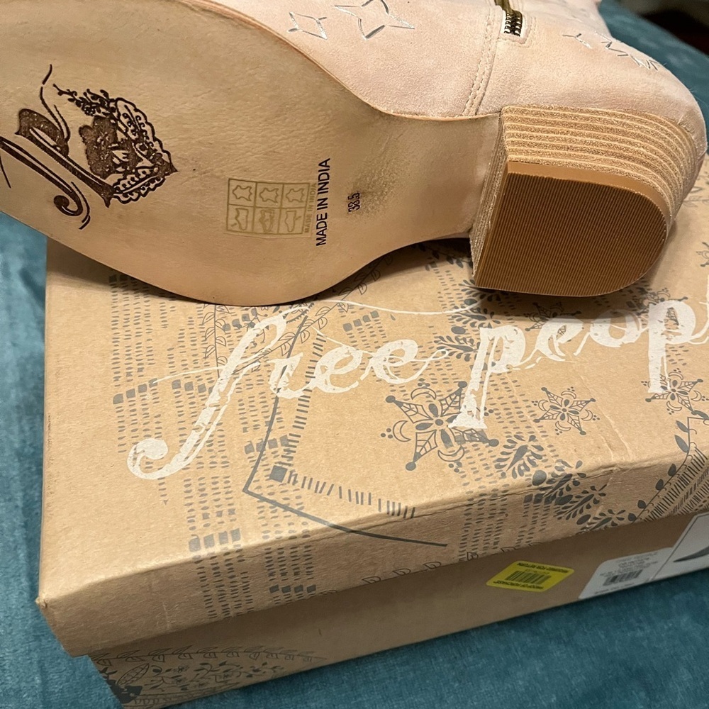 SOLD!! SOLD!!!    FREE PEOPLE BOOTS 👢 SILVER STARS NWT sz 9 - Picture 2 of 3